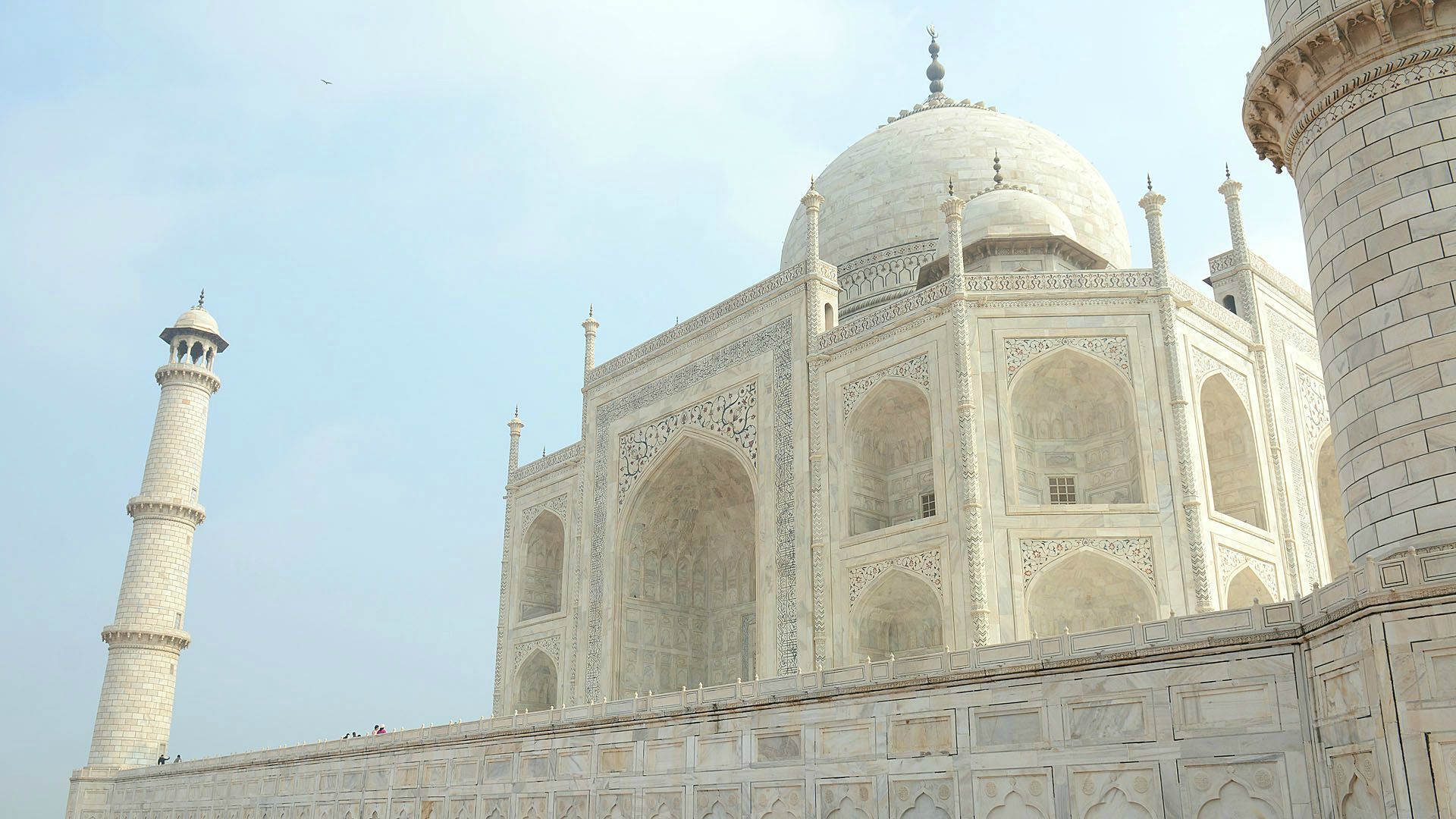 Taj Mahal - jeden z siedmiu cudów nowożytnego świata. Indyjskie Mauzoleum wzniesione przez Szahdżahana z Dynastii Wielkich Mogołów na pamiątkę ukochanej żony Mumtaz Mahal